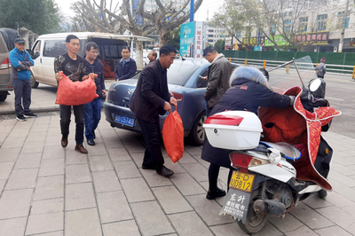 羅平煙草分公司機關(guān)干部職工踴躍購買扶貧產(chǎn)品，大額資金彰顯責(zé)任擔(dān)當